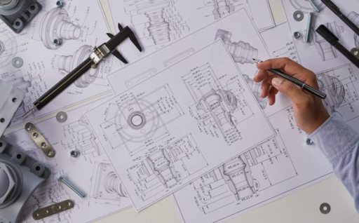 engineer memeriksa drawing teknis sebelum evaluasi RFQ proyek CNC