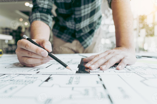 engineer memeriksa drawing proyek dan daftar data yang diperlukan sebelum submit RFQ