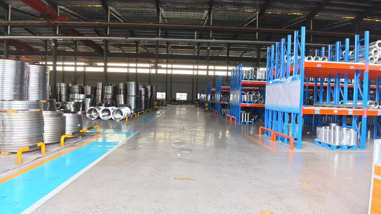 Lingkungan bengkel produksi nyata untuk CNC machining dan pembuatan komponen mekanis.