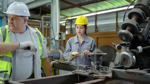 tim engineering di lokasi manufaktur mendorong evaluasi proyek dan konfirmasi data