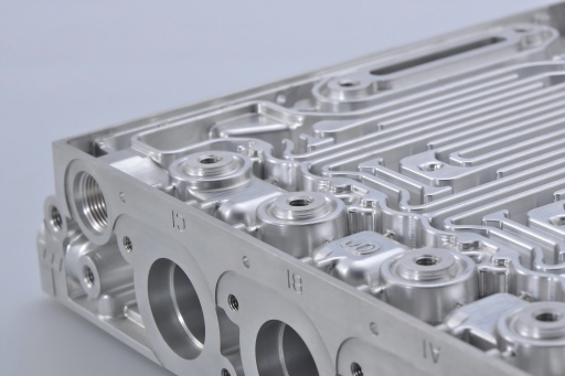 surface finishing komponen presisi dengan tekstur permukaan, area visual, dan detail edge