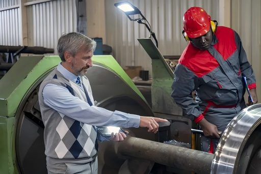 engineer meninjau file kualitas dan kebutuhan inspeksi proyek CNC