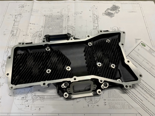 tim engineering meninjau proyek komponen dan mendiskusikan risiko proses pemesinan CNC