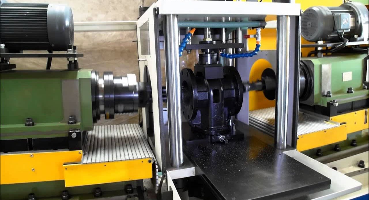 Lingkungan pemesinan CNC 3-axis standar yang cocok untuk komponen industri reguler.
