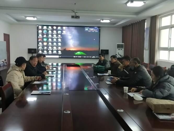kunjungan pelanggan ke pabrik dan komunikasi proyek di lokasi nyata